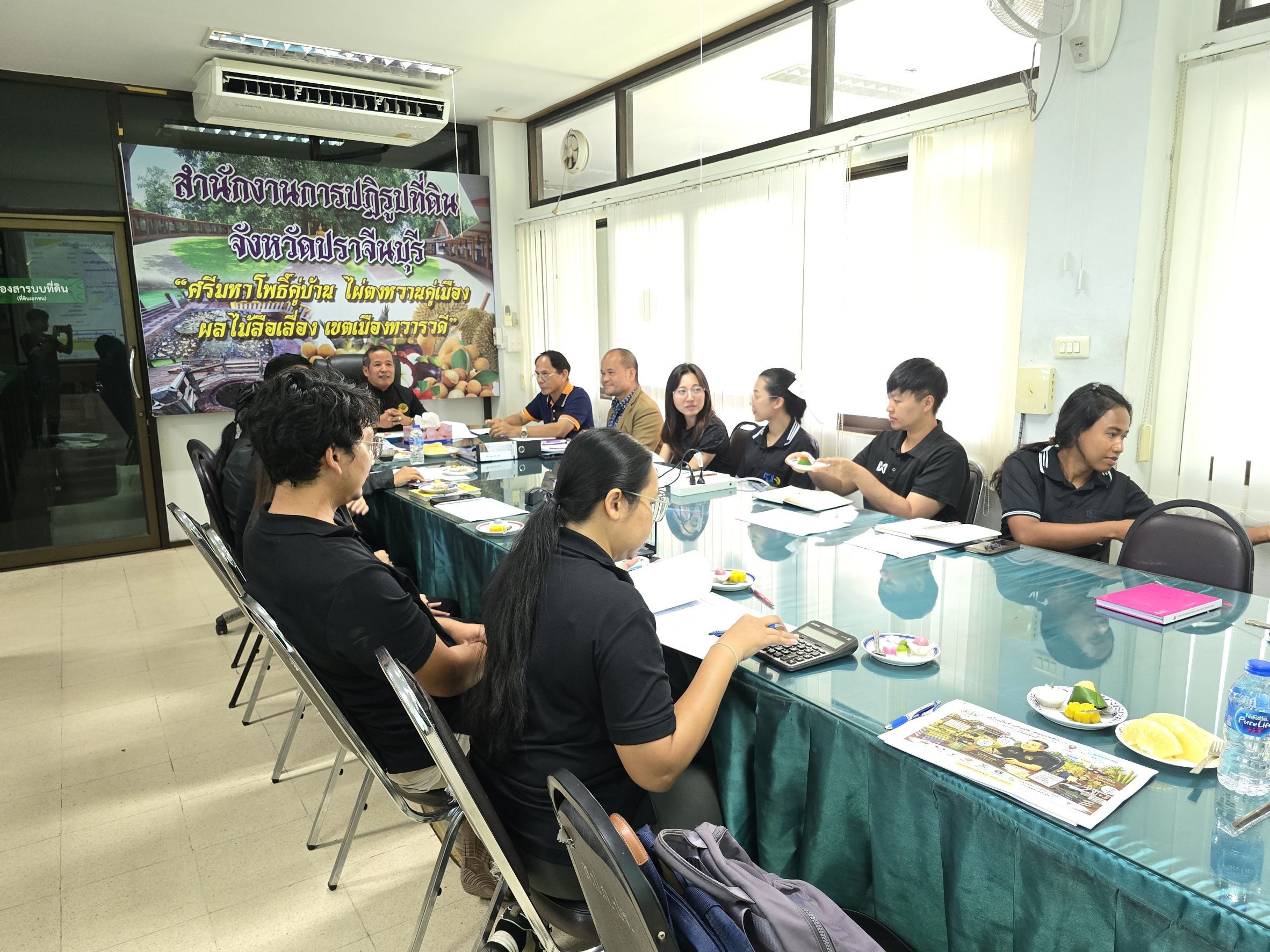 title - วันที่ 13 สิงหาคม 2569 เวลา 14.00 น. นายวิทูล ประดิษฐบุญ ปฏิรูปที่ดินจังหวัดปราจีนบุรี พร้อมด้วย ผู้อำนวยการกลุ่ม/ฝ่าย และเจ้าหน้าที่ ส.ป.ก.ปราจีนบุรี ให้การต้อนรับและเข้าร่วมประชุมพร้อมรายงานผลการดำเนินงานตามแผนงาน/โครงการ ผลการเบิกจ่ายเงินงบประมาณ ประจำปีงบประมาณ พ.ศ. 2569 และรายงานปัญหาอุปสรรค